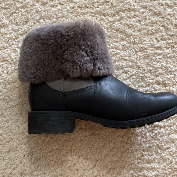 ♥️Ugg gray and black suede and shearling Sz 7 boots. Can be worn up or down - Picture 8 of 9